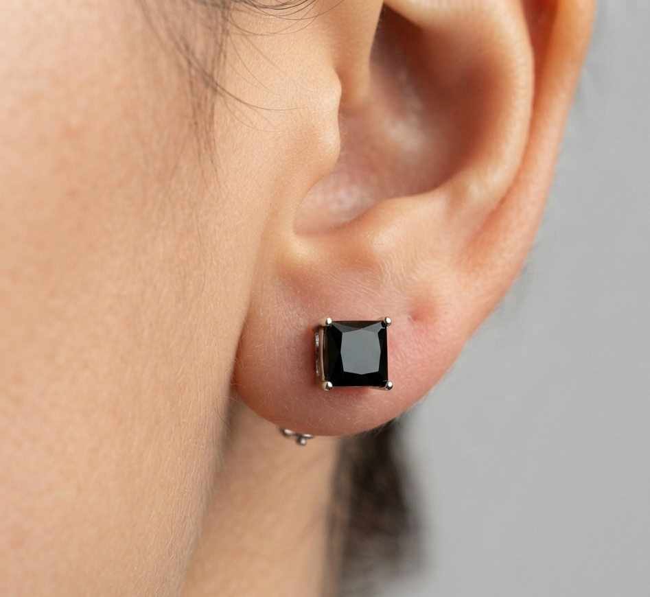 BLACK PRINCESS DIAMOND STUD ERINGS