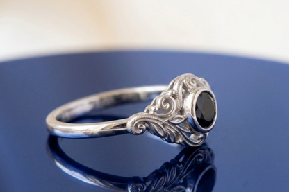 BLACK ROUND-CUT VINTAGE ENGAGEMENT RING
