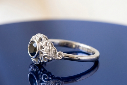 BLACK ROUND-CUT VINTAGE ENGAGEMENT RING