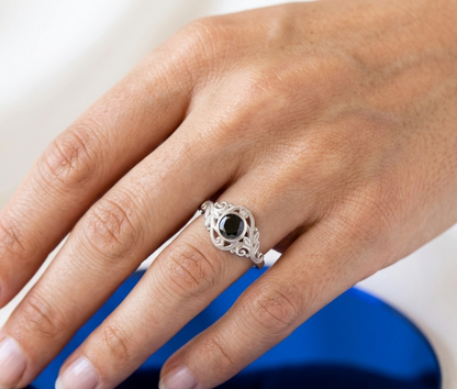BLACK ROUND-CUT VINTAGE ENGAGEMENT RING