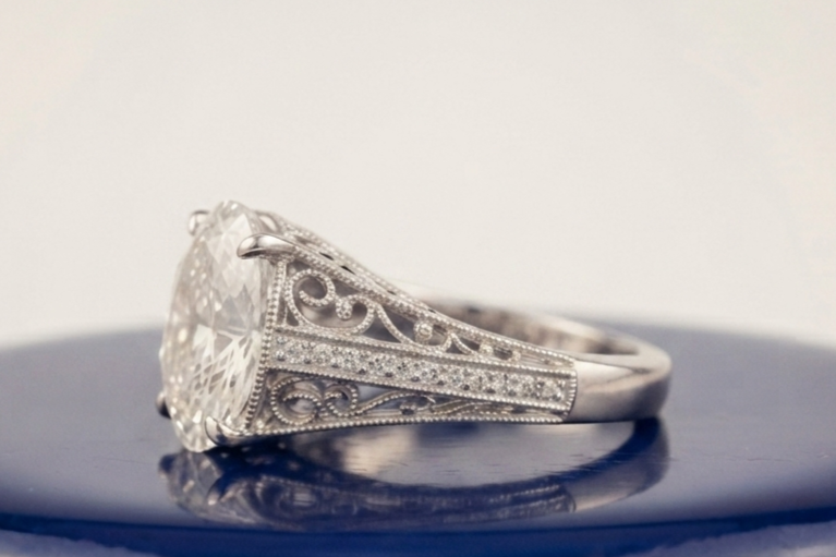 VINTAGE OVAL DIAMOND WEDDING RING