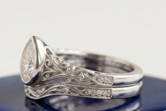 VINTAGE PEAR DIAMOND RING SET