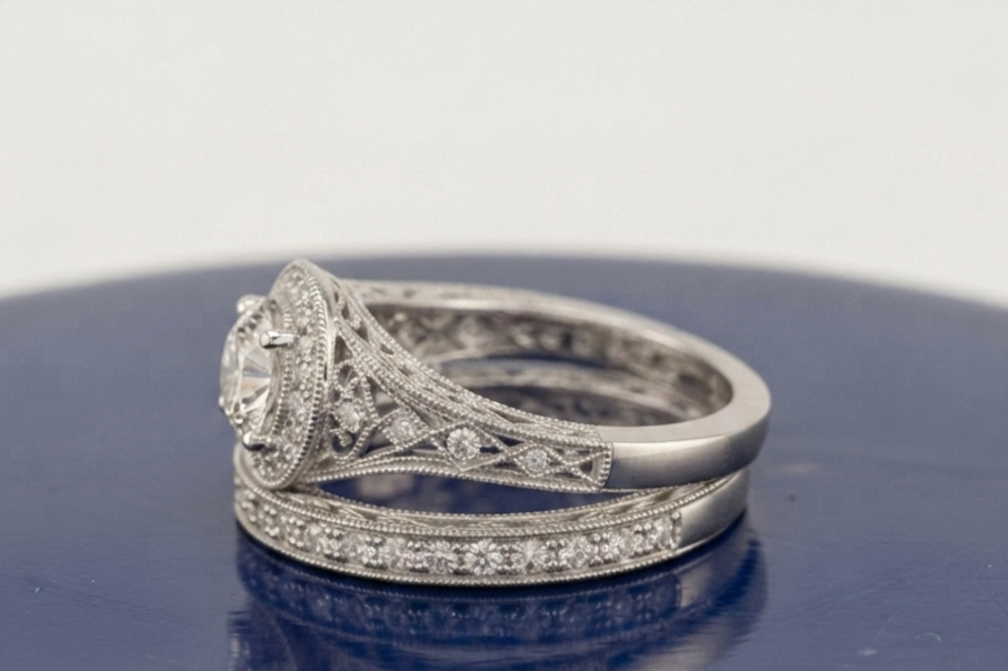 ROUND DIAMOND VINTAGE RING SET